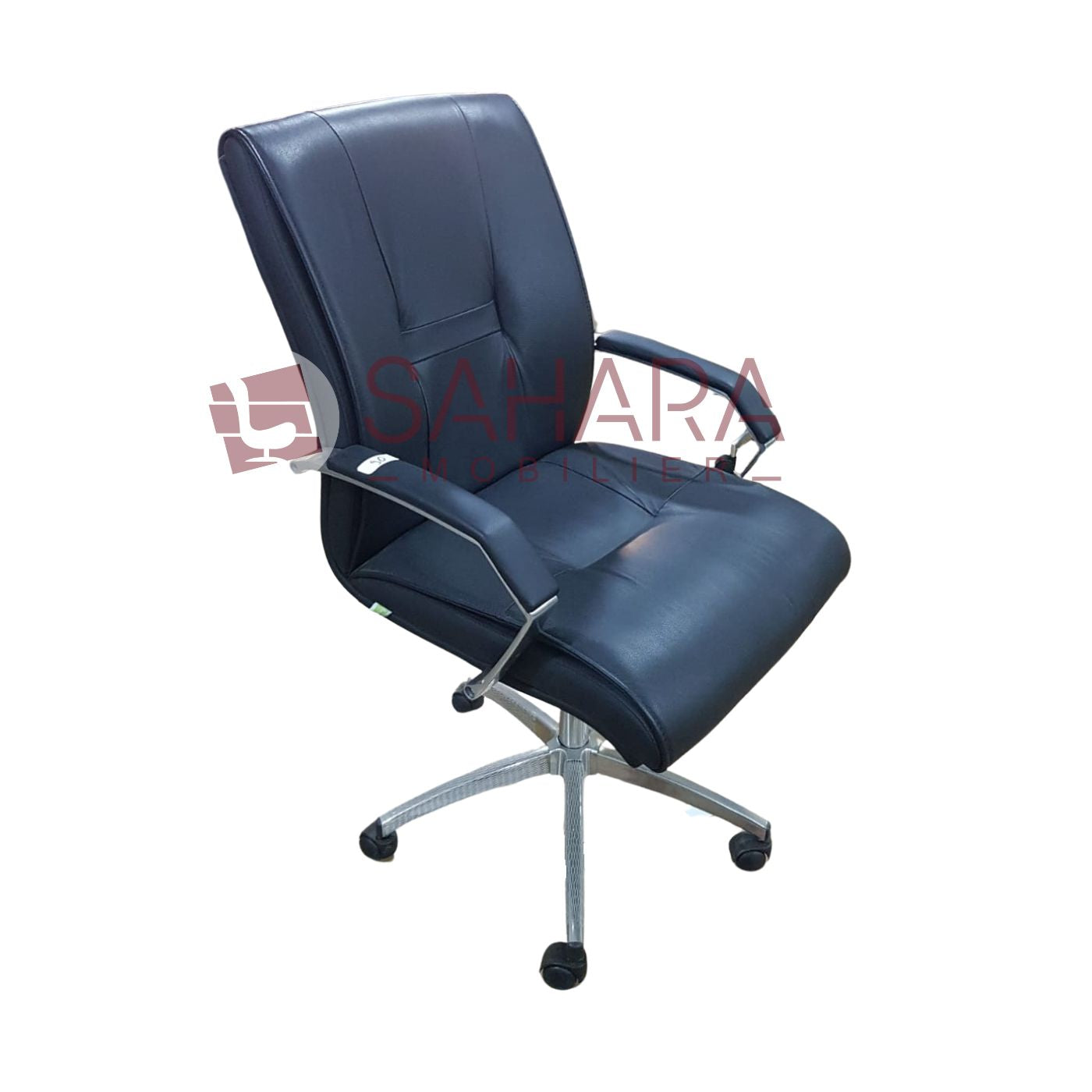 Revêtement : Simili cuir de haute qualité, facile à entretenir
Coloris : Noir classique.
Dossier : Ergonomique, avec rembourrage généreux pour un maintien optimal du dos
Assise : Large et confortable, mousse haute densité
Accoudoirs : Fixes, rembourrés et revêtus de simili cuir
Réglage de hauteur : Vérin à gaz pour un ajustement fluide de l’assise
Mécanisme : Inclinaison avec système de basculement synchronisé
Piètement : Base étoile en métal chromé avec roulettes pivotantes
Mobilité : Roulettes mul